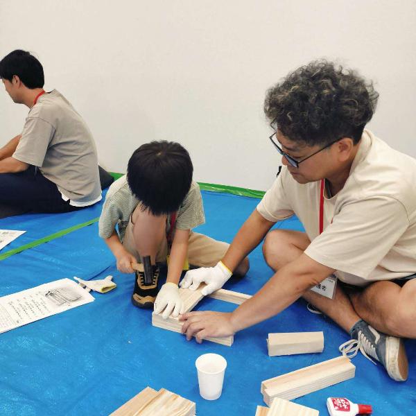 親子が協力して工作を進める様子