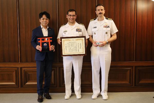 記念品を持っての集合写真