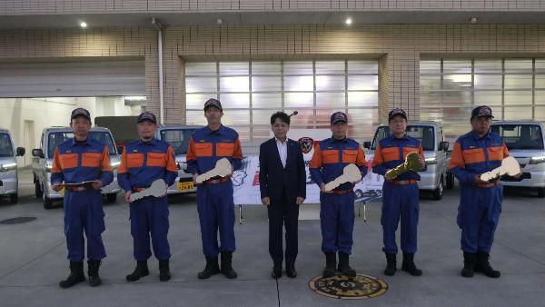 橘川市長から各分団長へレプリカキーの贈呈