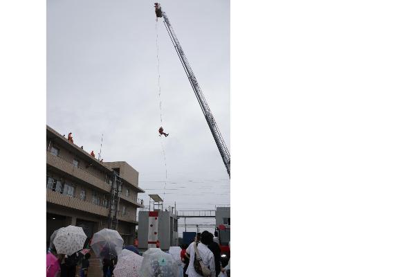 《オープニングイベント》救助隊による降下訓練展示