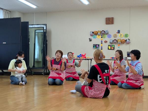 幼児と一緒に手遊びをしている様子