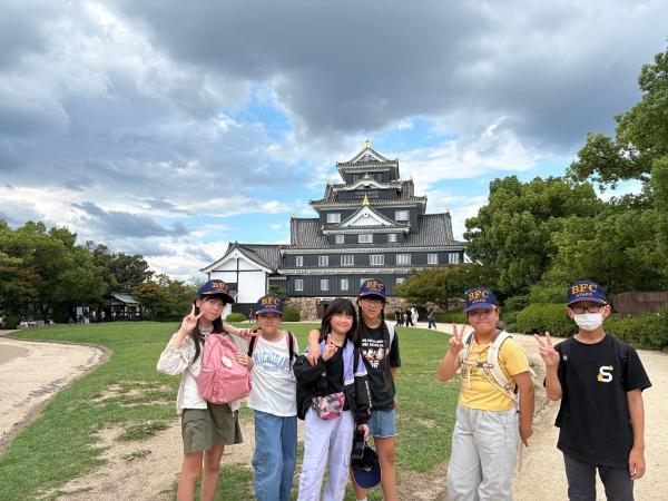 岡山城の前での記念撮影