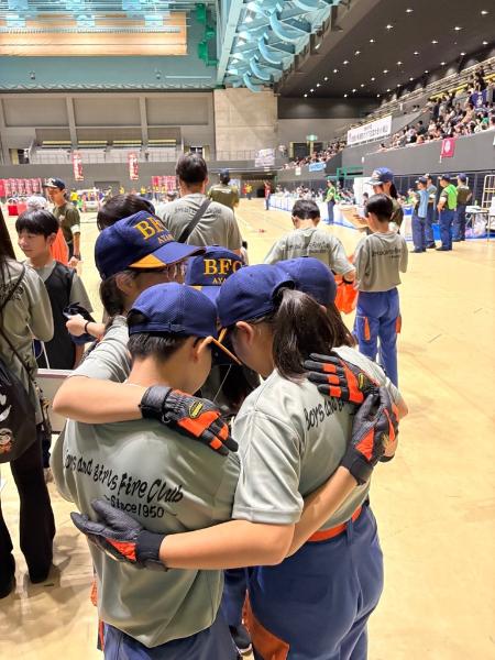 訓練競技前に円陣を組むクラブ員