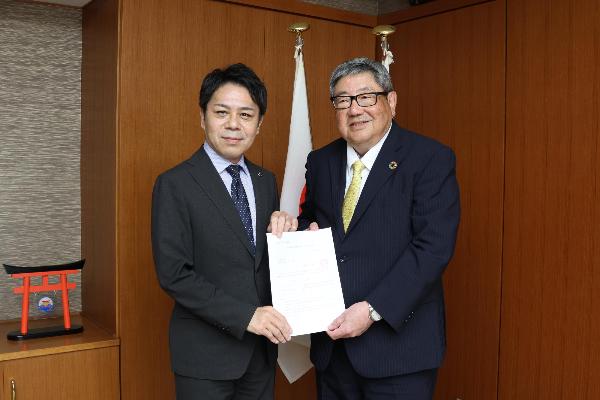 巴工業株式会社の認定通知書授与式の様子