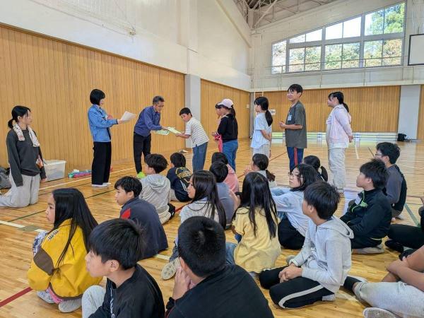 閉会式で修了証授与する様子