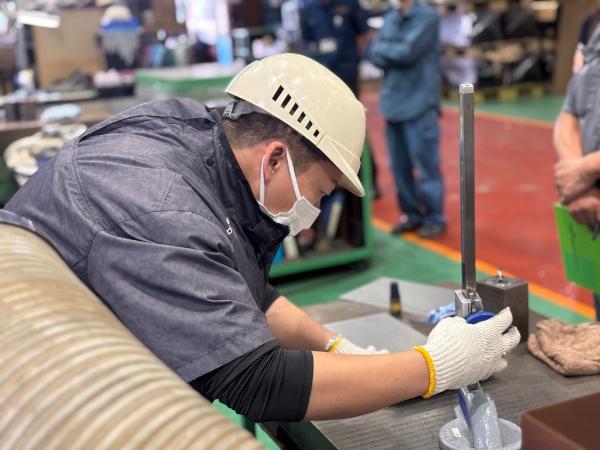 競技の様子（精密板金技能）