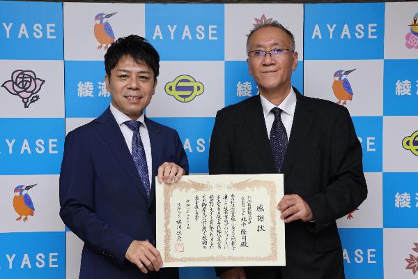 神港精機株式会社 代表取締役社長 北中 隆司（きたなか たかし）氏と橘川市長による記念写真