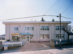 白壁で2階建ての綾北福祉会館の建物外観の写真