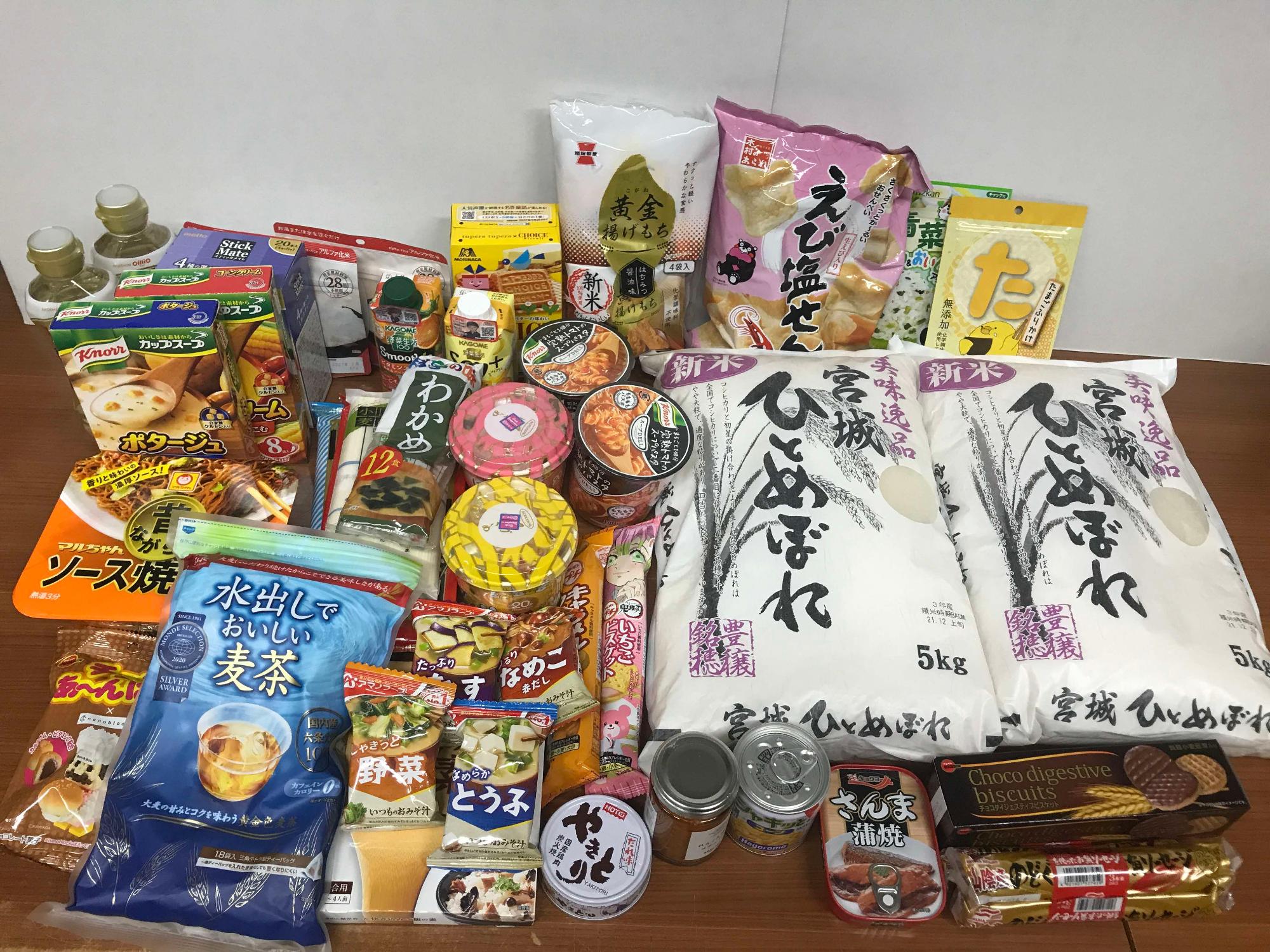 米やインスタント食品、お菓子などのフードドライブで頂いた寄付の品が並んでいる写真