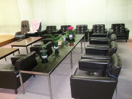 たくさんの机や一人掛けのソファ、マッサージ機などが置かれている談話室の写真