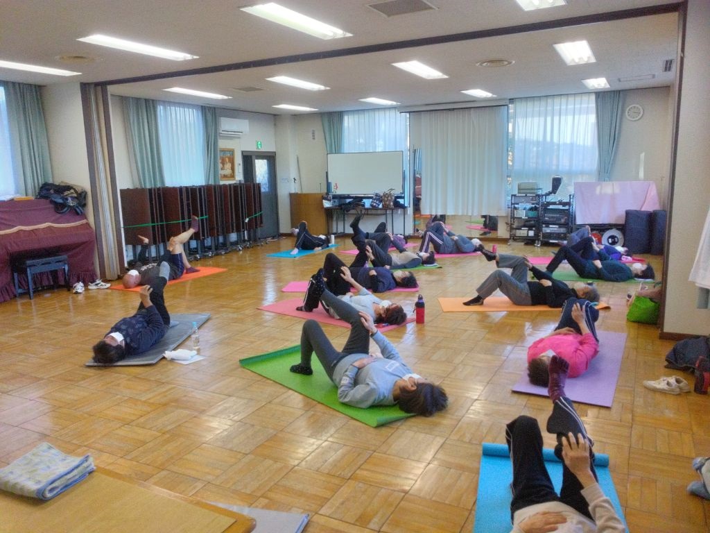 体操する高齢者