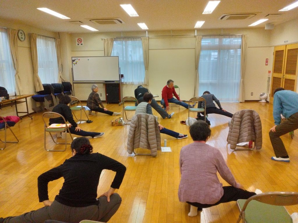 体操する高齢者