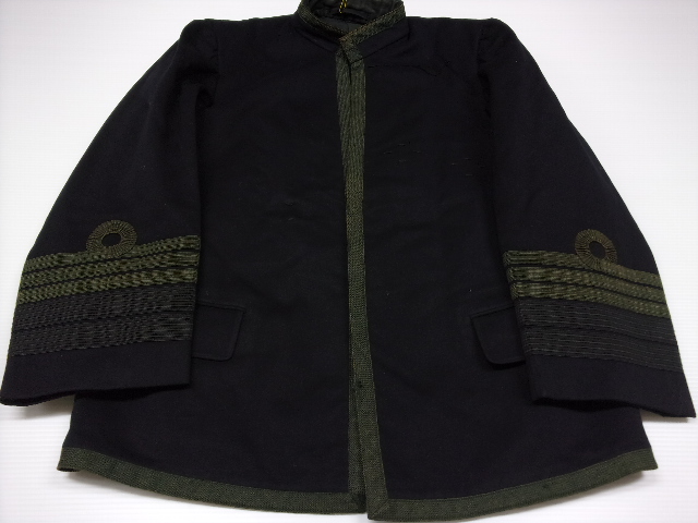首元から裾にまでと両袖に4本の緑色のラインが入っている紺色の海軍将校の軍服の写真