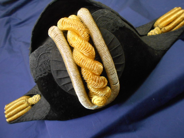 黒地に金色の糸で施された飾りのある紐海軍士官正装用正帽の写真