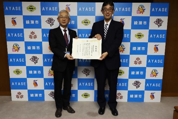 左から古塩市長、日本発条株式会社 新開康弘執行役員