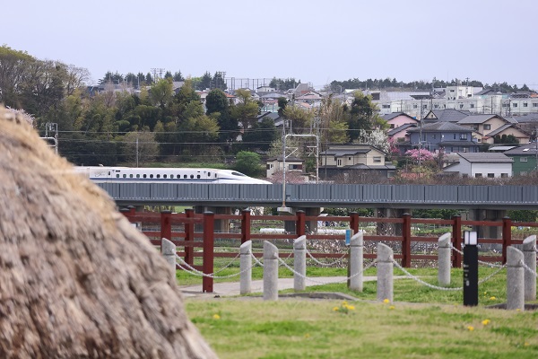 神崎遺跡復元住居と新幹線