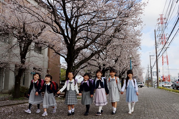 桜並木と今年4月から小学生になる女の子たち
