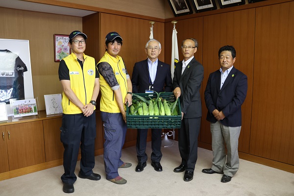 左から飯野副部長、大石部長、古塩市長、田中会長、内藤副会長の写真