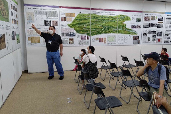 綾瀬市の歴史と神崎遺跡について学習している様子