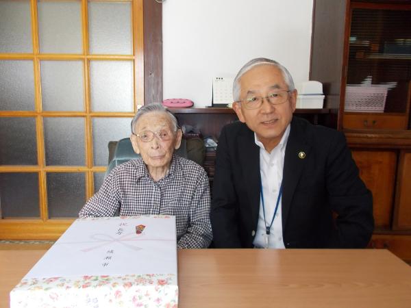 高齢者訪問の様子(佐藤サダエさんと古塩市長）