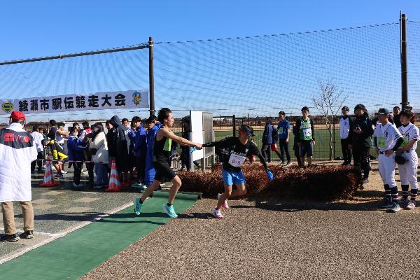 たすきをつなぐ選手の様子
