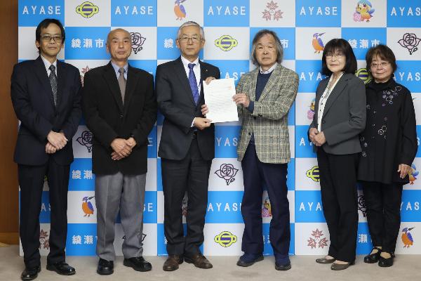 報告書提出の様子