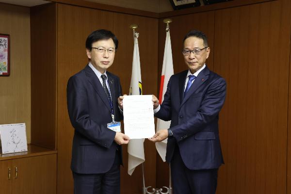 東ソー株式会社の認定通知書授与式の様子