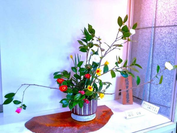 ラッパスイセンとツバキを用いた作品の写真