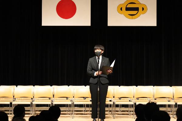 「歓迎のことば」を伝えるメアス・ニタハナコさんの様子