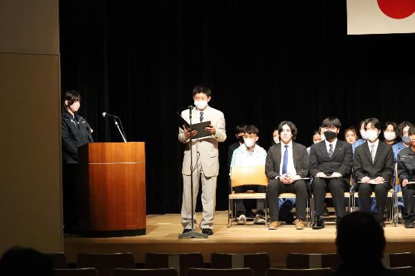 新入社員による「誓いのことば」の様子