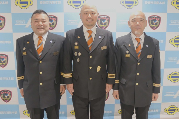辞令交付式の記念写真（左から、古矢茂樹副団長、大久保豊団長、田中英之副団長）
