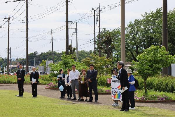 平和行進団へメッセージを贈る副市長