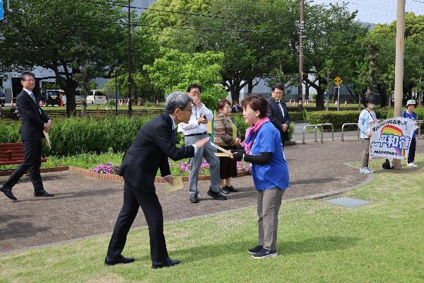 平和行進団へのメッセージ贈呈