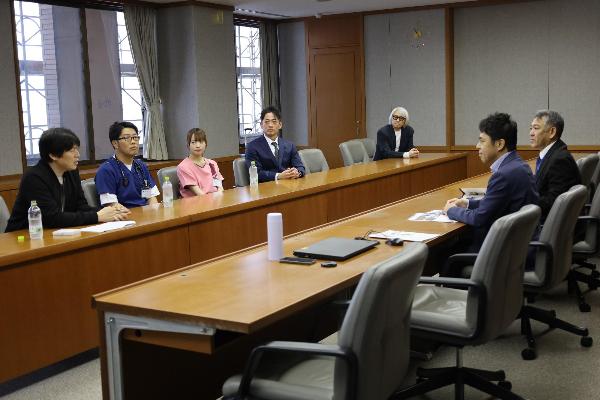 映画「おばあちゃんのかかりつけ医」の表敬訪問の様子