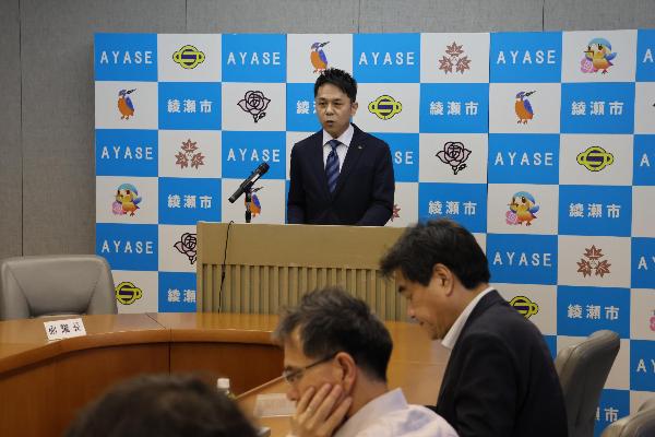 定例記者会見の様子