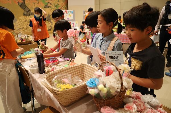 昨年度「お花屋さん」で完成したお花を見る様子