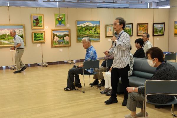 作品の解説をする錦織さん