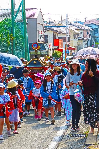 子どもたちがみこしを担ぐ様子