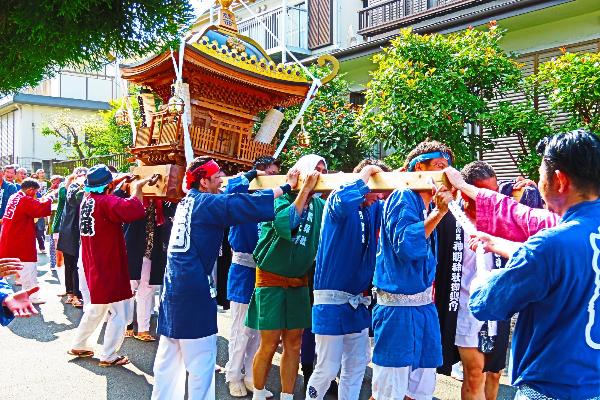 大人たちがみこしを担ぐ様子