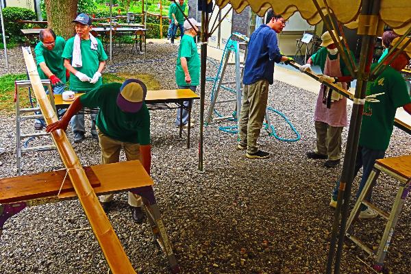 流しそうめん大会で使用する竹の準備をしている様子