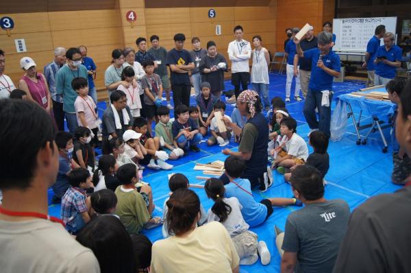 大工さんのデモンストレーションに夢中になる子どもの様子