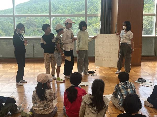 KYT（危険予知トレーニング）で話し合った内容を発表する様子