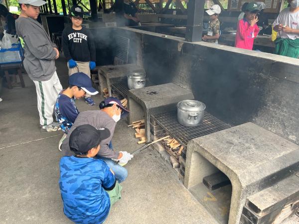 野外炊事で火起こしをする様子