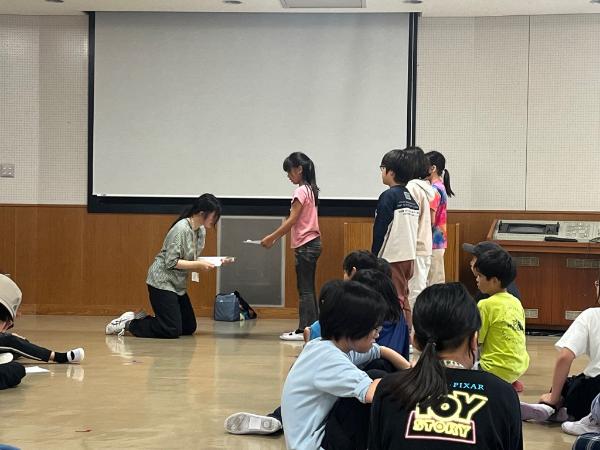 参加者へ修了証を授与している様子
