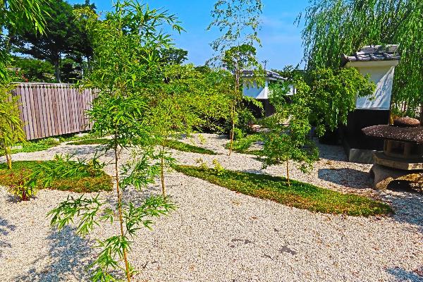 あやせローズガーデンにある日本庭園