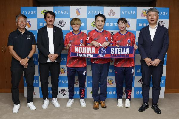 集合写真（左から鳥居塚強化ダイレクター、小笠原監督、伊東選手、橘川市長、大竹選手、馬場社長）