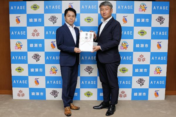 目録贈呈（左から橘川市長、馬場社長）