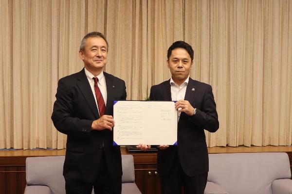 署名後の様子（左から順に片受校長、橘川市長）