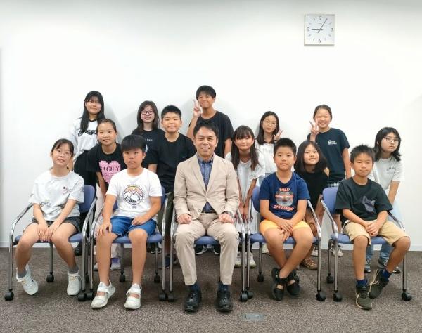 綾瀬市長とフレンドシップキッズの集合写真