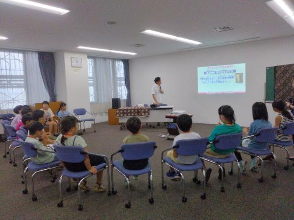 同プロジェクトの先生による話を聴いている様子